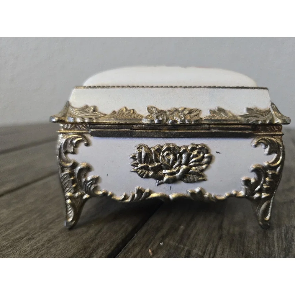 Beautiful Mele Footed Musical Jewelry Box Pink Roses Gold Trim & Lining Trinket